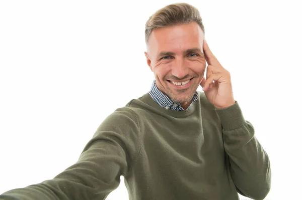 Acredite em selfie. Um homem feliz tira selfie. Tiro rápido. Mestre Selfie isolado em branco. Chamada de vídeo. Rede social. Blog e blogs. Selfie, sorri para a câmara. Clique em — Fotografia de Stock