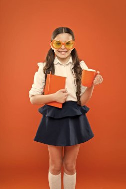 öğle yemeği vakti. üniforma ve parti gözlüklü mutlu okul kız. dizüstü bilgisayar ile küçük çocuk. okuma eğitimi. çalışma kitabında yazma. çocuk edebiyatı. kitaptan bilgi almak. Çocuk çay içer. benim asa