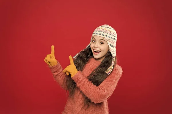 Guarda un po '. Ragazzo allegro e sorridente. Cutie giocoso. Cura invernale per capelli lunghi. Adorabile bambino capelli lunghi indossare carino cappello a maglia invernale. Ragazza indossare accessori tema invernale. Divertimento e gioia. Spirito festivo — Foto Stock