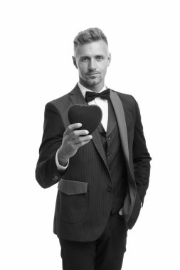 Cömert adam. Olgun, yakışıklı bir adam zarif bir takım giyer, kalbi kırmızı tutar. Sevgililer Günü kutlaması. Romantik sürpriz. Sevgililer Günü 'nü kutlayalım. Sevgililer günü hediyesi hazırla. Aşk yıldönümü