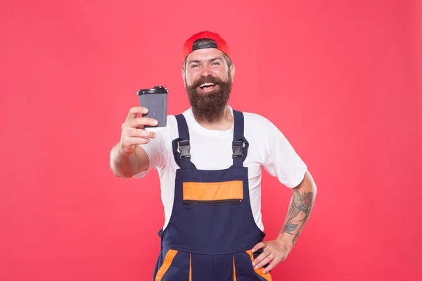 Manhã positiva. café com bebida para ir de copos de papel. desfrutar de bom gosto. Homem barbudo feliz no bar. pessoal do restaurante brindar cappuccino. melhor qualidade arábica. Pausa para café em um café — Fotografia de Stock