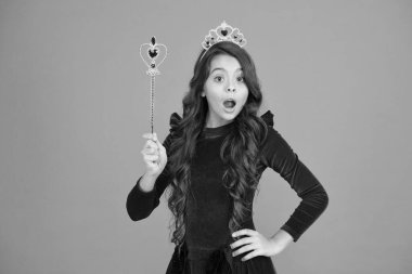 Sihir numarası. Sihirli çubuk konsepti. Sihir yapan sevimli bir çocuk. İnanılmaz mucizeler. Küçük çocuk uzun saçlı güzel çocuk. Mutlu bir çocukluk. Heyecanlı bebek. Cadılar Bayramı. Büyülü dönüşüm. Hayal et