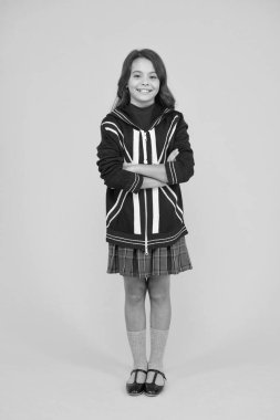 İngiltere 'deki İngiliz okulu. İngiltere 'de tatil. seyahat konsepti. İngiliz bayrağı. Küçük kız üniforması. Ceketinde İngiliz bayrağı olan çocuk. İngiltere 'ye çalışmaya git. İngilizce öğren.