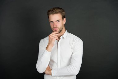 Çözüm. Beklenmedik durumlarla başa çıkmak. Kriz sorunu. Resmi kıyafetli bir iş adamı. Kendine güvenen adam düşünüyor. İş sorununu çöz. Kriz müdahalesi. Kriz yönetimi. Ekonomi problemi