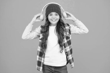 Çok gürültülü. Gençler kulaklıkla müzik dinler. Küçük çocuk için ses defteri. İnternette kişisel eğitim. Küçük çocuk uzun saçların tadını çıkarıyor. Mutlu çocukluk. Mutlu hippi kız turkuaz arka plan