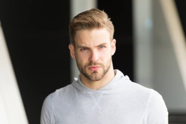 Havalı adam. Dışarıdaki adam. Sıradan tarzda yakışıklı bir adam. Seksi bir adamın moda görünüşü. Sakallı, tıraşsız bir adam. Berber dükkanı. Moda ve tarz. Kendin ol.