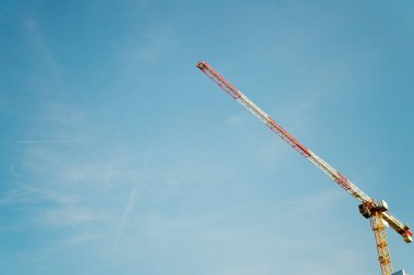 Birlikte gelecek inşa etmek. İnşaat vinci gökyüzü kopyalama alanı. Mimari ve bina. Teknoloji ve endüstri. Gelişim konsepti. Kule vinci. Yüksek kule vinci. Kiralık inşaat malzemeleri