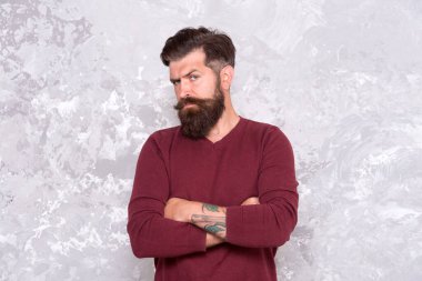 Dövmeli maço. Erkeklik. Yakışıklı adam. Yüzünde kıl çıkar. Hipster görünümü. Şık sakal ve bıyık. Sakal ve berber konsepti. Sakallı hippi adam. Berber ipuçları sakal bırakır