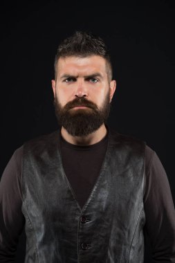 Kendine güvenen ve şık. Ciddi bir hippi esmer geçmişi var. Hippi tarzı sakallı adam. Hupster saçlı vahşi bir adam. Moda berber dükkanı. Sakallı berber. Tımar alışkanlığı. Hipster yaşam tarzı
