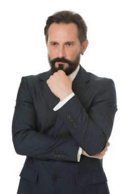 Resmi ve zarif. Sakallı adam resmi takım elbise giyer. Resmi tarzda ciddi bir avukat. Resmi iş modası. Kıyafet kuralı. İş kıyafeti. Profesyonel giysiler. Şık zarafet.