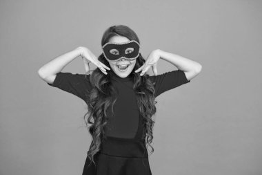 Çocuk göz maskesi takıyor. Maske takan bir kız. Etkinlik ve eğlence. Parti kutlaması. Bu partiyi salla. Anonim olarak halka açık bir etkinliği ziyaret et. Yeni yıl partisi. Karnaval partisi. Maskeli balo konsepti