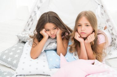 - Yatağa gitmek istemiyoruz. Mutsuz çocuklar yatak yastıklarında yatarlar. Ev aksesuarları. Uyku zamanı rutini. Yatma vakti. Gece kreşi. İyi geceler. Yatakta dinleniyor.