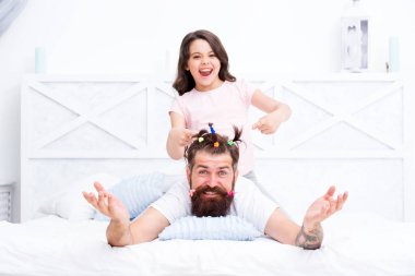 Coronavirus karantinası ve çocuğuyla evde mahsur kalan babam. Aile eğlencesi. Baba için saç yapan bir kız. Çocuklarla karantina. Mutlu bir aile. Pijama partisi. Mutlu bir çocukluk. Yatak odasında dinleniyor.