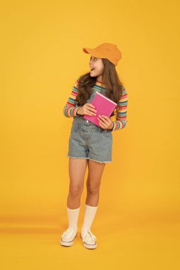 Okul eğitimi. Yapılandırılmış müfredat dışında eğitim. Çocuk mutlu kız kitap tutun eğitim keyfini çıkarın. Bilgi kaynağı. Kütüphaneden kitap al. Gayrı resmi eğitim kavramı. Edebiyat kulübüne katılın