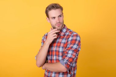 Sıradan bir tarz. Erkeklik kavramı. Erkek güzellik modeli. Aklında ilginç bir fikir var. Erkek giyim mağazası. Kareli gömlek giyen maço bir adam. Moda yaz trendleri. Tıraşsız erkek cilt bakımı. Berber dükkanı konsepti