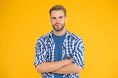 Kendine güveniyorsun. Kendine güvenen adam kollarını kavuşturur. Moda modelinin kendine güveni tam. Erkek giyim mağazası. Sıradan bir tarz. Moda modası. Tarzına güvenerek.