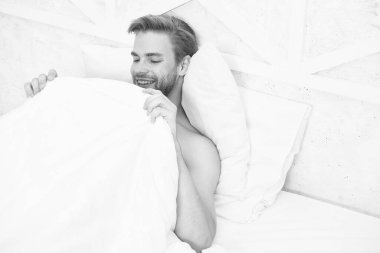 Erkek üreme sistemi. Sabah ereksiyonu konsepti. Uyuyor ve uyanık. Yatak odasında dinleniyor. Enerji ve yorgunluk. Yatakta seksi bir adam. İyi uykular. Günaydın. Güzel, tembel bir hafta sonu. Dinlenme zamanı.