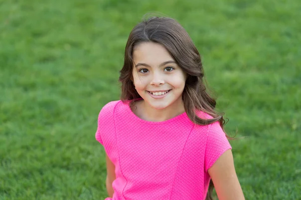 Sorrir é felicidade. Sorriso feliz bebê na grama verde. Menina com bonito sorriso verão ao ar livre. Odontologia. Clínica dentária. Saúde dos dentes. Higiene dos dentes. Dia feliz do sorriso do mundo — Fotografia de Stock