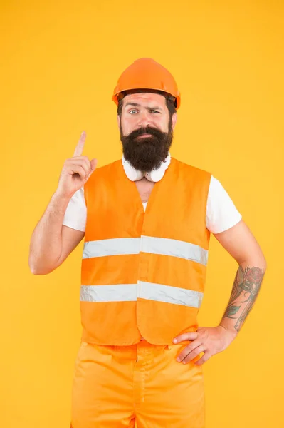 Konstruktionsidee. Bauarbeiter zeigen mit dem Finger nach oben gelben Hintergrund. Working Man bekam eine Idee. Bauidee und Projekt. Innovative Idee. Renovierung und Reparaturen. Kreativer Start — Stockfoto