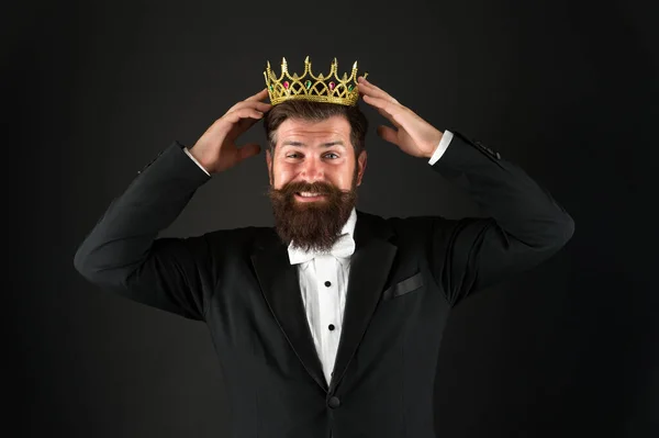 전에 없이 말이야. 스타일의 왕. 수염 이 있는 사람 은금 왕관을 쓰고 있다. 우아 한 남자가 특별 이벤트에서 공식적으로 입고 있습니다. 파티 왕. 비프 클라이언트가 되어야 합니다. 사용자 소개 개념. 사업적 성공에 대한 보상. 최고 관리자 — 스톡 사진