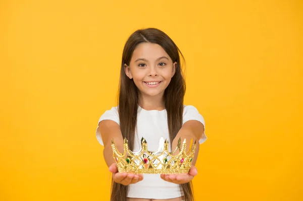 Esto es para ti. El gran jefe está dentro. compartir su éxito. Niña egoísta con corona de oro. símbolo del futuro brillante. Pequeño niño ganador. chica es orgullosa si ella misma. felicidad infantil. sueños hechos realidad — Foto de Stock