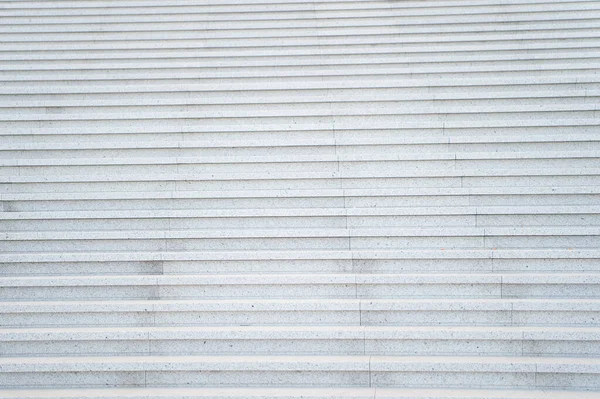 Κάνε το πρώτο βήμα. Αφηρημένες σκάλες για φόντο. Σκάλες ή σκάλες. Φτάνοντας επιτυχία. Επιτυχημένη καριέρα. Ακολουθήστε την επιτυχία. Έναρξη ιδέας. Αρχιτεκτονική και αστικά αντικείμενα. Κενές σκάλες κανείς — Φωτογραφία Αρχείου
