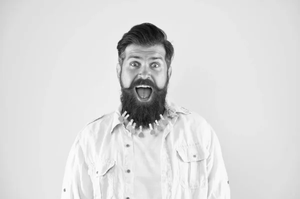 Nutre el cabello con amor. Día de San Valentín. Concepto de barbería. Peluquería. Guía de peinado. Hombre mucha pinza de ropa en la barba. Brutal hipster con pinzas de ropa corazones. Me encanta el aseo. Amarme. — Foto de Stock