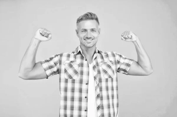 I can. Strong man blue background. Muscular man flex arms. Handsome man in casual style. Caucasian man show power. Fashion and style. Fitness and gym. Workout and training — Stock Photo, Image