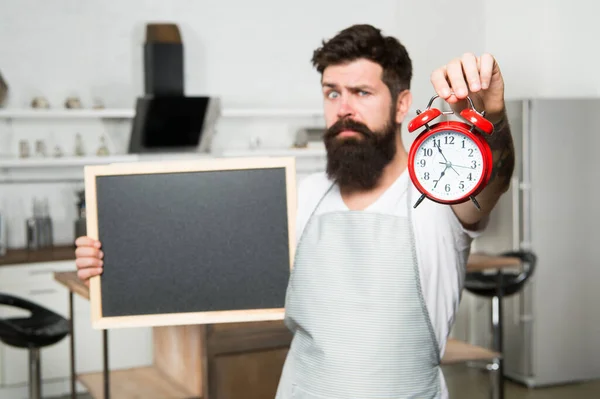 Informações sobre restaurantes. Gerenciamento de tempo é o ingrediente chave para comer direito. Homem com espaço de cópia de quadro negro. Cozinha Chef com relógio. Hora de comer. Hora do jantar. Cozinheiro Hipster. Dieta de jejum de intervalo — Fotografia de Stock