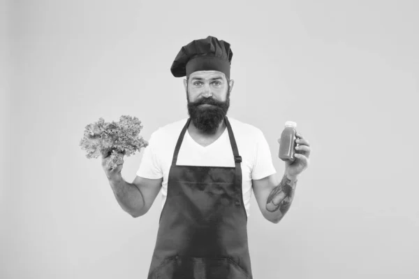 De la nourriture biologique. cuire tenir fraîche et mélangée bouteille de smoothie de salade. produits écologiques végétaliens biologiques. homme barbu chef dans tablier et chapeau. hipster faire de la vitamine jus d'été. saine alimentation et concept de régime — Photo