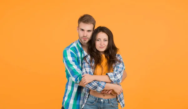 Estudiantes despreocupados pasan el rato juntos. Temporada de verano. Tienda de ropa de moda. Una pareja moderna. Amor y romance. Hombre y mujer. Pareja enamorada. Sexy pareja camisas a cuadros. Mirada familiar. Trajes a juego — Foto de Stock