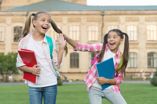 Heureux camarades de classe. Camp scolaire. L'éducation moderne. Adolescents avec des sacs à dos. Études de filles. Colloques et cours d'été STIM pour enfants. Bonheur et joie. Amis souriants s'amuser à la cour de l'école — Photo