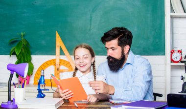 Çocuk edebiyatı. Matematik geometrisi. Setsquare ile açıölçer cetvel. Biyoloji kimya dersi. Baba ve kızı sınıfta çalışıyor. Küçük kızı olan sakallı adam. Mikroskop kullan.