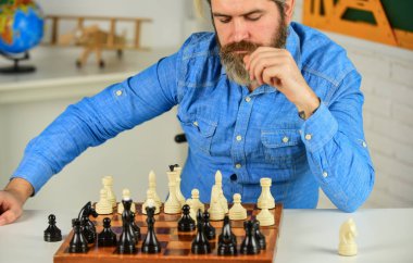 Kötü hamle, iyi olanları geçersiz kılar. Satranç dersi. Strateji konsepti. Satranç oynuyorum. Entellektüel hobi. Tahta satranç tahtasındaki figürler. Bir sonraki adımı düşünüyorum. Geliştirme mantığı. Satranç oynamayı öğrenmek