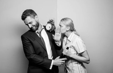 Bağımlılık konsepti. İçmeyi bırak. Kız alkolik adamla tanışır. Karım ve sarhoş kocam içiyorlar. Alkolizm sorunu. Kabul edilemez davranış. Birkaç erkek ve kadın içki problemi. Aile çatışması. Akşamdan kalma.