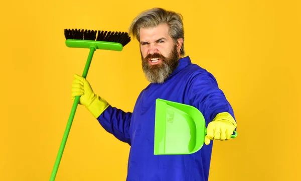 Kocha swoją pracę. Woźny w rękawiczkach. Mąż sprząta dom. Prace domowe i domowe. Dozorca ze sprzętem do sprzątania. zamiatam podłogę. czyściciel. brodaty człowiek czyszczenia z mopem — Zdjęcie stockowe