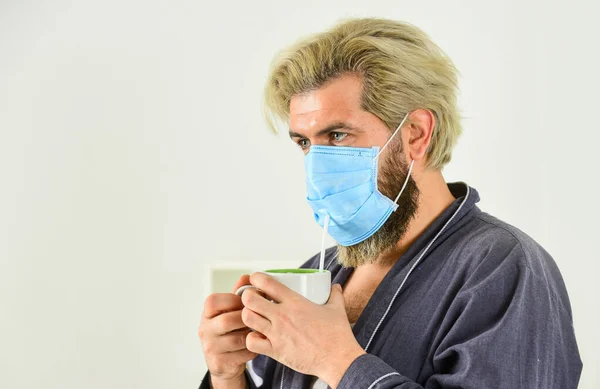 Антивірусна маска. Маски для захисту від вірусу. Чоловік носить маску для захисту від вірусних інфекцій. чоловік п'є каву в медичній масці. вранці вдома на самоізоляції коронавірусу. пандемії карантин — стокове фото