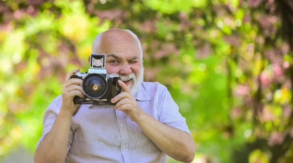 Fotógrafo profissional. Capturando momentos que cativam seu coração. Fotografa a filmar. Moldura perfeita. Passatempo da pensão. Fotógrafo de homem sênior florescendo árvores fundo. Cameraman aposentadoria — Fotografia de Stock