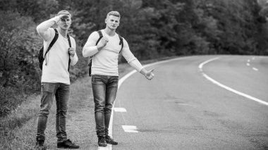 Bu bir seyahat şekli. Sadece arkadaşlar ve önümüzde ki yol. Özgürlüğü hisset. Arkadaşlarıyla seyahat ediyor. Otomatik bilgisayarla seyahat et. Umutsuz otostopçu. Adamlar arabayı durdurmaya çalışıyor. Yol boyunca yürüyen ikizler. Yürüyüşçü yolda.