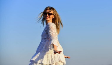 Düşüncesizlik ve kolaylık. Doğallık kavramı. Dans eden kadın. Akıl sağlığı. Kız mavi gökyüzü geçmişi. Duygusal bir kız. Mutlu kız beyaz elbisesi rahat olsun. Yaz partisi. Güneşli bir gün. Tasasız kız. Özgürlük