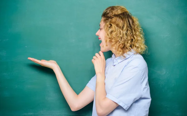 Better than thousand days diligent study is one day with great teacher. Woman teacher in front of chalkboard. Teacher explain hard topic. Important information to remember. Teacher friend of learners — Stock Photo, Image