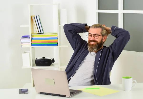 Educação online ou conceito de mídia social. freelancer trabalhando em casa. homem sentado em casa e trabalhando em laptop. ceo trabalhando em local de trabalho confortável. trabalho freelancer no laptop — Fotografia de Stock