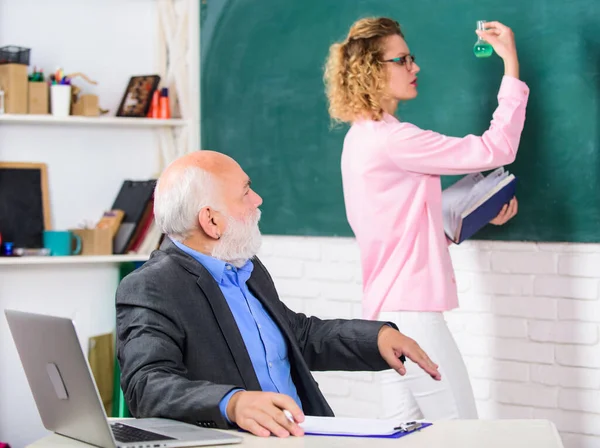 Diskuse. Vysokoškolský učitel. starší učitelka a žena ve škole. složit zkoušku. učitelský pokoj. student a učitel s laptopem. studentka s učitelem na tabuli. selektivní zaměření — Stock fotografie