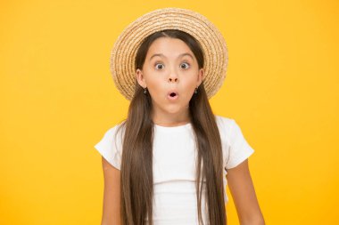 Hasır plaj şapkalı çocuk şaşırdı. Yaz tatili ve tatil. Harika bir ruh hali ve boş zaman. Çocuk modası ve güzellik. Mutlu çocukluk. hasat ve tarım konsepti. Ilık bahar günü