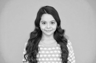 Gerçekten çok tatlı. Mutlu kız çocuğu maviliği. Küçük çocuk uzun dalgalı saçlar takıyor. Sevimli gülüşlü küçük bir çocuk. Güzellik salonu. Moda ve tarz. Çocuk bakımı ve çocukluk