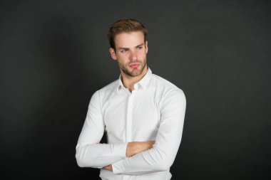 İşçiler işsizlikle karşı karşıya. Finansal danışman. Beyaz yakalı işçi. Erkek giyim tarzı. Yakışıklı bir ofis çalışanı. Orta zincir yönetimi. Erkek resmi gömleği. Resmi moda
