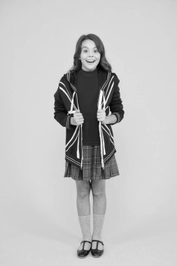 İngilizce konuşabiliyor musun? İngiltere 'ye çalışmaya git. İngilizce öğrenin. İngiltere 'deki İngiliz okulu. İngiltere 'de tatil. Seyahat. İngiliz bayrağı. Küçük kız üniforması. Ceketinde İngiliz bayrağı olan çocuk.