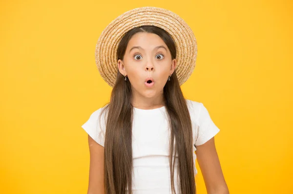 Niño sorprendido en sombrero de playa de paja. vacaciones de verano y vacaciones. gran estado de ánimo y tiempo libre. moda infantil y belleza. Feliz infancia. concepto de cosecha y agricultura. cálido día de primavera — Foto de Stock