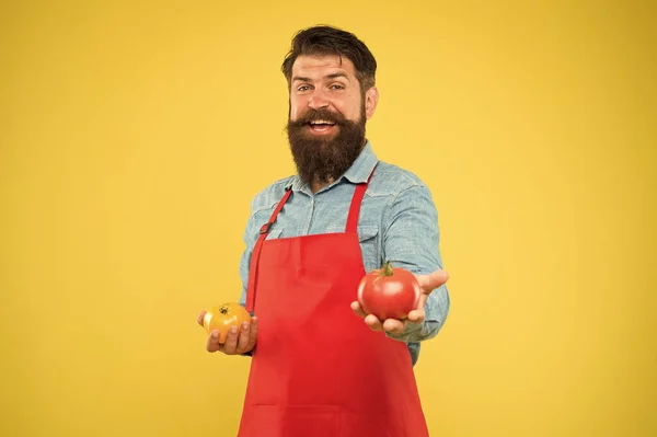 Tomatensap is populair drankje. gezond en biologisch voedsel. vegetarisch dieet vol natuurlijke vitaminen. brutale kok in schort. diabetesbehandeling. bebaarde chef-kok drinkt tomatensap — Stockfoto