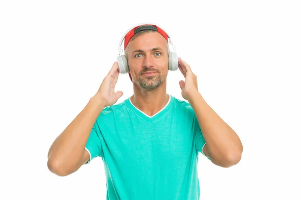 Ωραίες μελωδίες. Όμορφος άντρας ακούει μουσική απομονωμένη στα λευκά. Ο τύπος φοράει ακουστικά ήχου. Ακούγοντας podcast ήχου. Ήχος ήχου. Νέα τεχνολογία. Σύγχρονη ζωή. Hi-Fi ήχου. Το μόνο που χρειάζεσαι είναι ξύλο. — Φωτογραφία Αρχείου